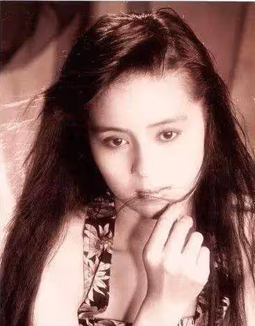 16歲出道曾被稱鄧麗君接班人,今鄉下撈金,顏值崩塌,52歲未婚無子,高勝美經歷了什麼