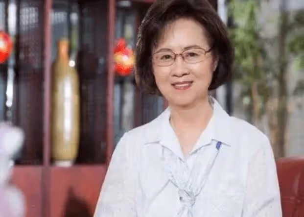 16歲出道曾被稱鄧麗君接班人,今鄉下撈金,顏值崩塌,52歲未婚無子,高勝美經歷了什麼