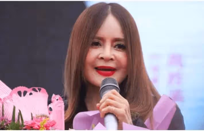 16歲出道曾被稱鄧麗君接班人,今鄉下撈金,顏值崩塌,52歲未婚無子,高勝美經歷了什麼