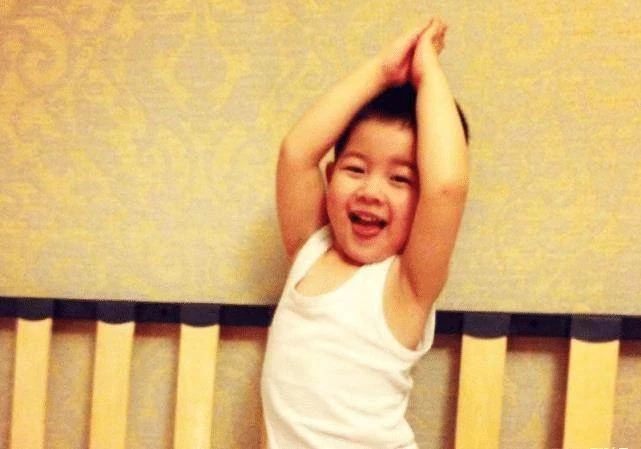 沙溢兒子「逆襲式」長大!幼時酷似宋仲基,如今瘦身成功帥成男神