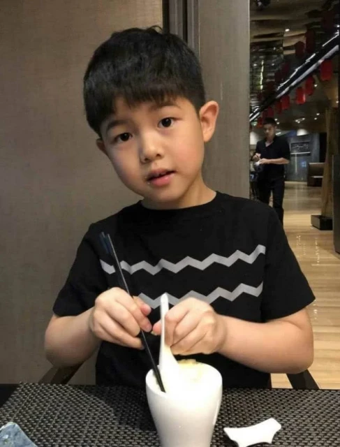 沙溢兒子「逆襲式」長大!幼時酷似宋仲基,如今瘦身成功帥成男神