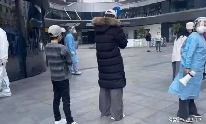 楊冪郭敬明勾肩摟腰不避諱,雙腿太長腰部達男方腋窩,濃縮是精品