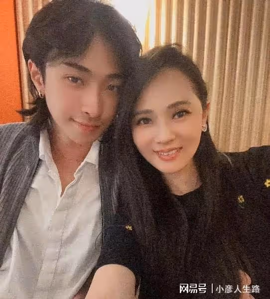 伊能靜落淚疑婚變，與秦昊分居兩地半年不互動，男方說出軌就自殺