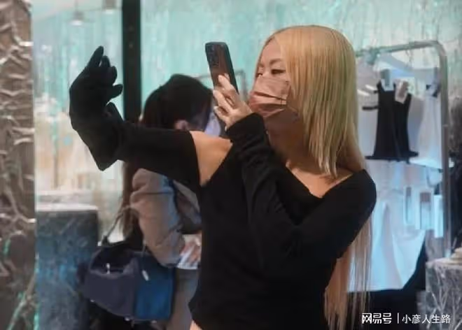 陳奕迅妻子插氧氣管,臉色蠟黃顯憔悴,為何不般配的愛情也很甜蜜
