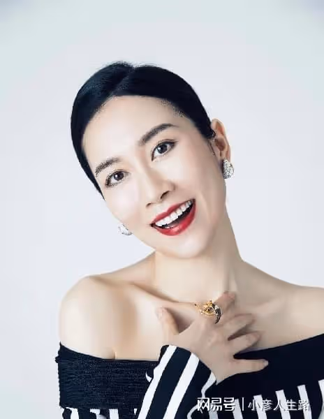 演員溫崢嶸:嫁初戀生一子,44歲風采依舊