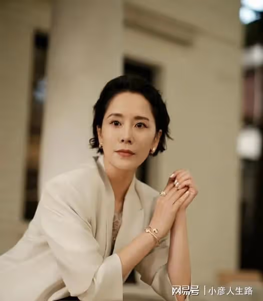 演員溫崢嶸:嫁初戀生一子,44歲風采依舊