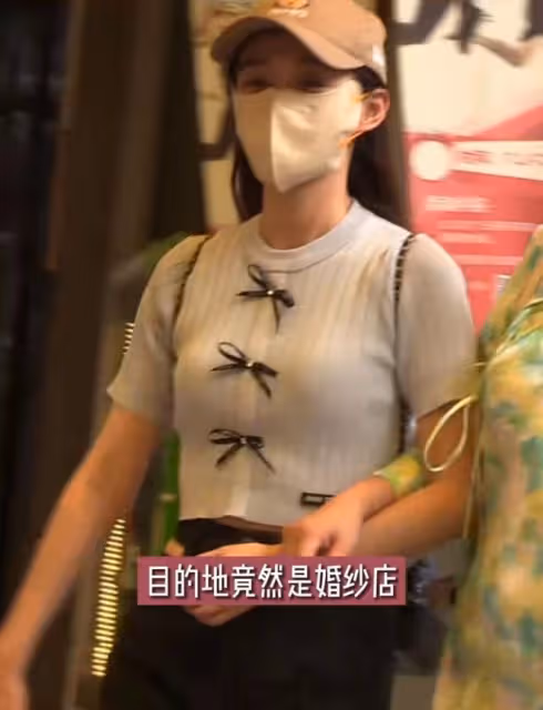 35歲女星將結婚?婚紗店認真挑選婚紗,曾與小9歲男偶像同回酒店