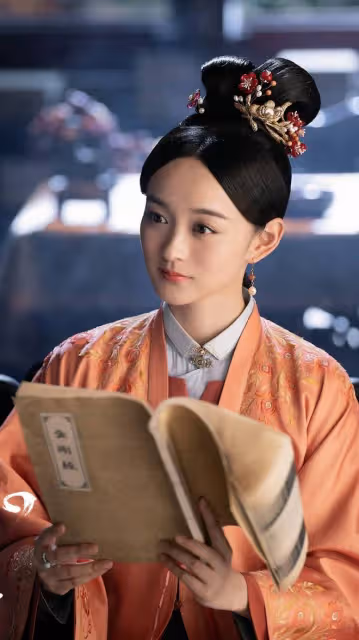 35歲女星將結婚?婚紗店認真挑選婚紗,曾與小9歲男偶像同回酒店