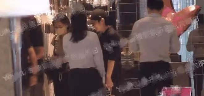 35歲女星將結婚?婚紗店認真挑選婚紗,曾與小9歲男偶像同回酒店