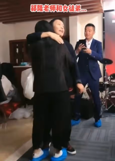 祁隆被女徒弟緊抱不放!笑容燦爛摟肩摸頭,離婚被曝出軌剛5個月