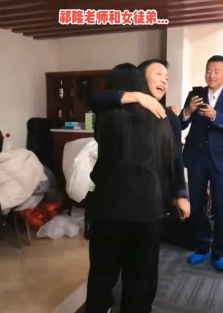 祁隆被女徒弟緊抱不放!笑容燦爛摟肩摸頭,離婚被曝出軌剛5個月