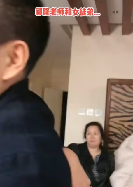 祁隆被女徒弟緊抱不放!笑容燦爛摟肩摸頭,離婚被曝出軌剛5個月