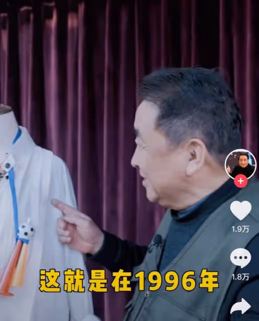 姜昆入駐短視頻平台,皺紋深邃鬢邊白髮明顯,關評論索要禮物遭嘲
