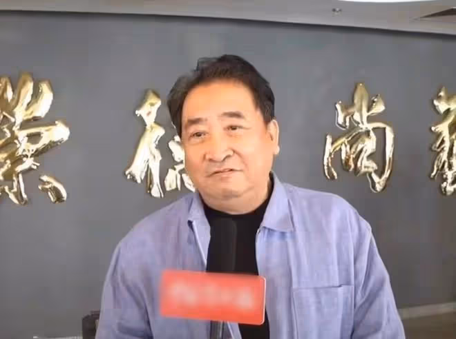姜昆入駐短視頻平台,皺紋深邃鬢邊白髮明顯,關評論索要禮物遭嘲