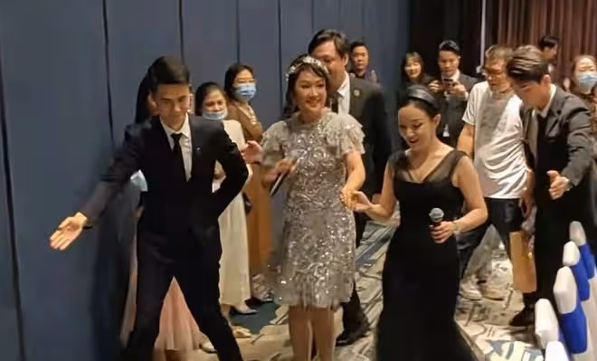 52歲梁小冰現身小場合商演,要人攙扶肥到難辨認,曝出場費要10萬