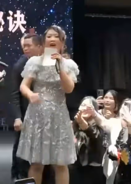 52歲梁小冰現身小場合商演,要人攙扶肥到難辨認,曝出場費要10萬