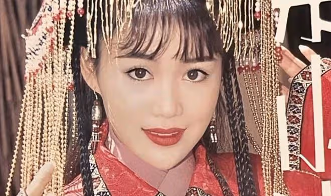 52歲梁小冰現身小場合商演,要人攙扶肥到難辨認,曝出場費要10萬