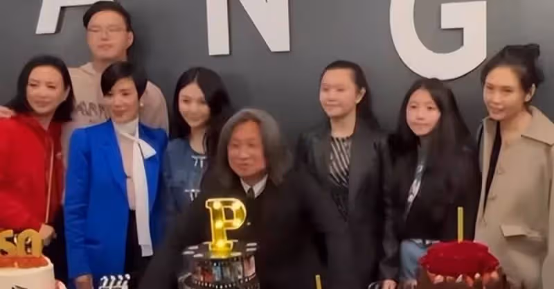 邱淑貞一家合體現身，大女兒緊靠乾爹畫面溫馨，曾華倩攜兒子陪同