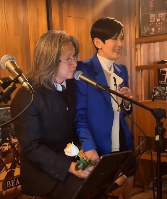 邱淑貞一家合體現身，大女兒緊靠乾爹畫面溫馨，曾華倩攜兒子陪同