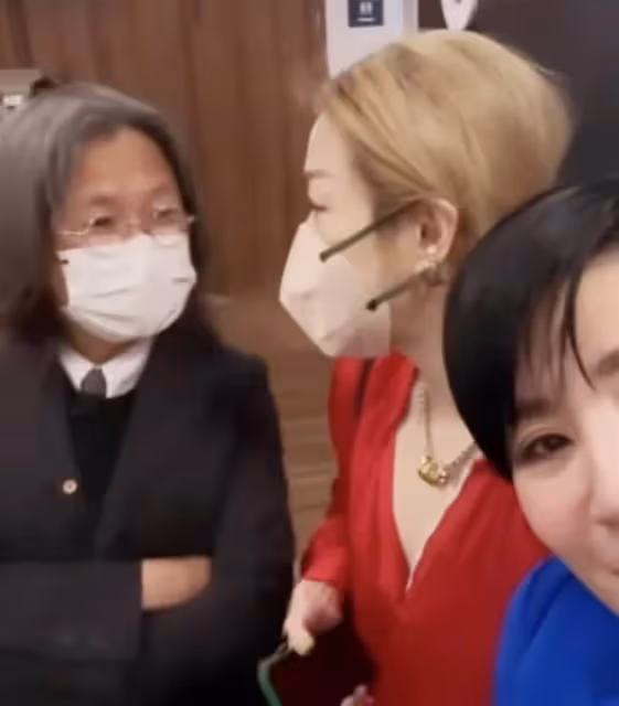 邱淑貞一家合體現身，大女兒緊靠乾爹畫面溫馨，曾華倩攜兒子陪同