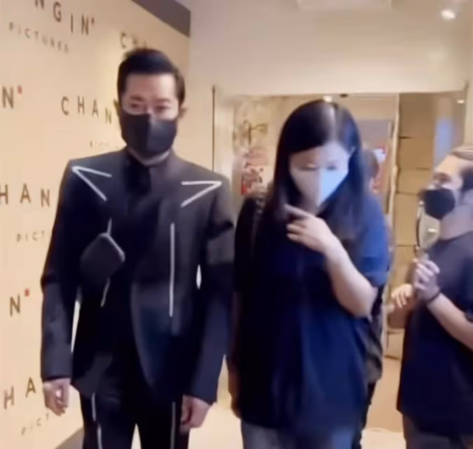 邱淑貞一家合體現身，大女兒緊靠乾爹畫面溫馨，曾華倩攜兒子陪同