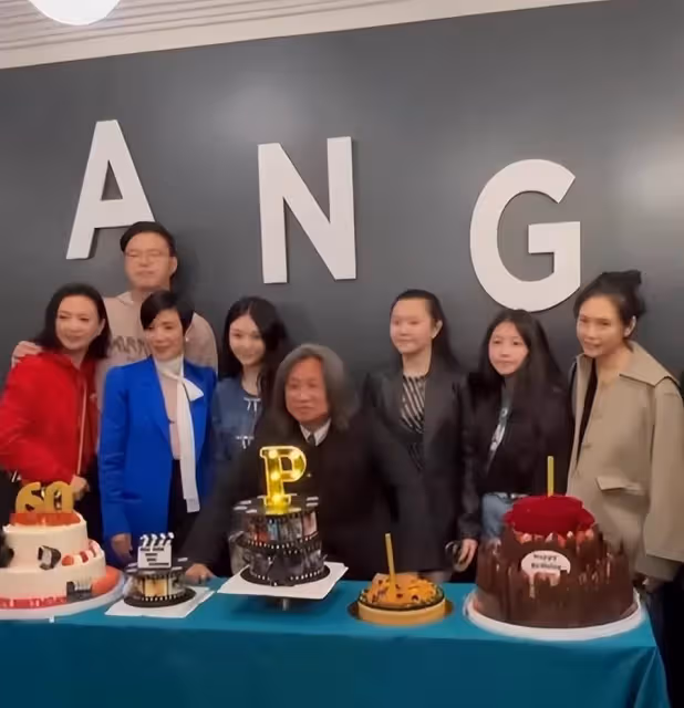 邱淑貞一家合體現身，大女兒緊靠乾爹畫面溫馨，曾華倩攜兒子陪同