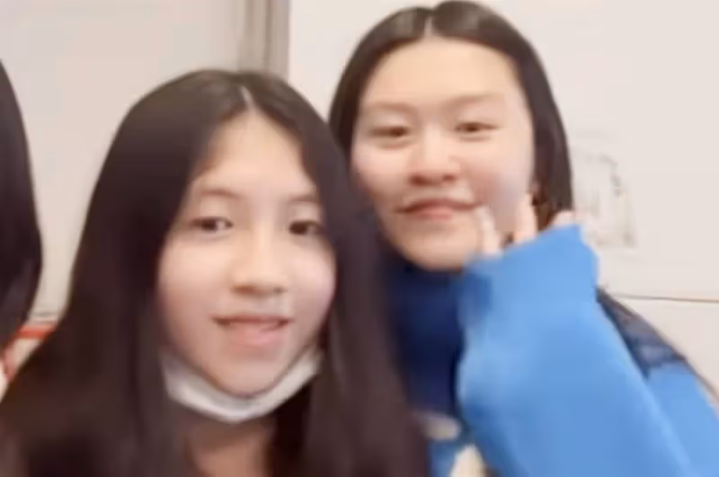 邱淑貞一家合體現身，大女兒緊靠乾爹畫面溫馨，曾華倩攜兒子陪同