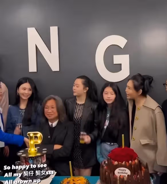 邱淑貞一家合體現身，大女兒緊靠乾爹畫面溫馨，曾華倩攜兒子陪同