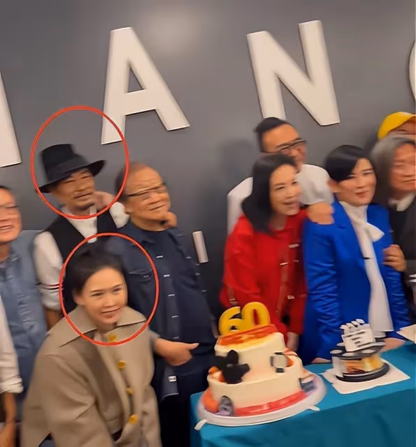 邱淑貞一家合體現身，大女兒緊靠乾爹畫面溫馨，曾華倩攜兒子陪同