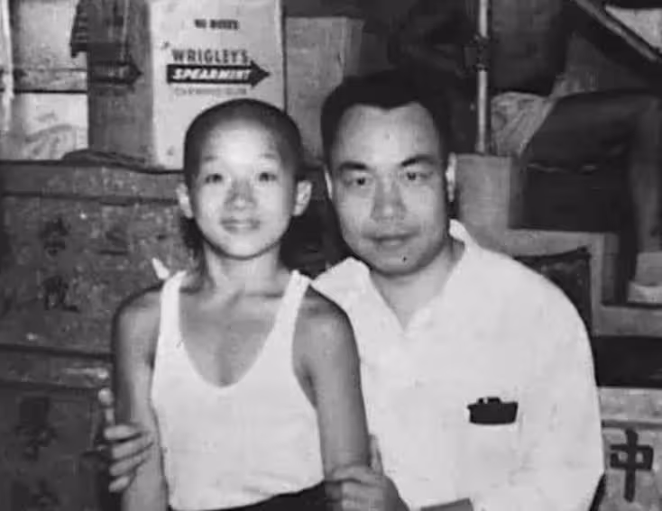 為兒子事業！成龍生母年輕時「拋下兩個女兒」遠走他鄉　晚年生病讓女兒「養老送終」：理所當然的