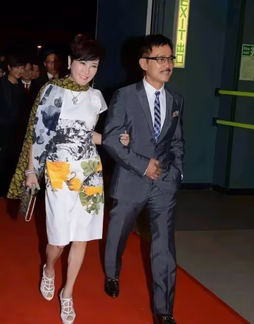 謝霆鋒老媽狄波拉跟繼父出鏡，穿印花裙時尚年輕，絲毫看不出71歲