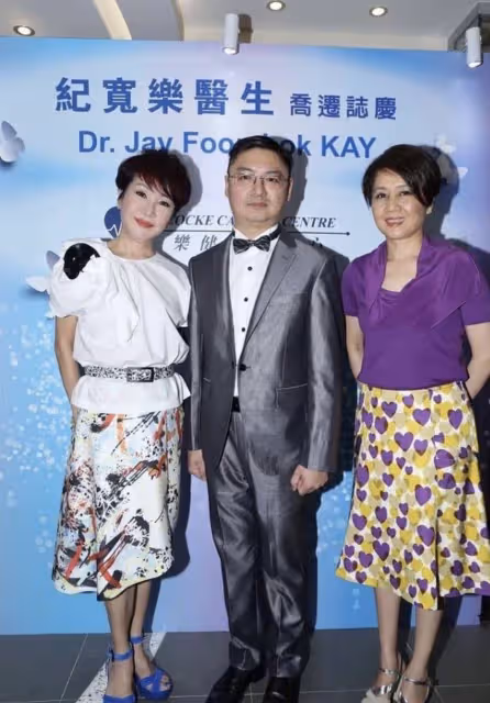 謝霆鋒老媽狄波拉跟繼父出鏡，穿印花裙時尚年輕，絲毫看不出71歲