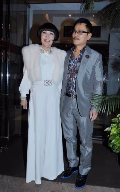 謝霆鋒老媽狄波拉跟繼父出鏡，穿印花裙時尚年輕，絲毫看不出71歲