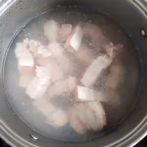 鵪鶉蛋燉五花肉