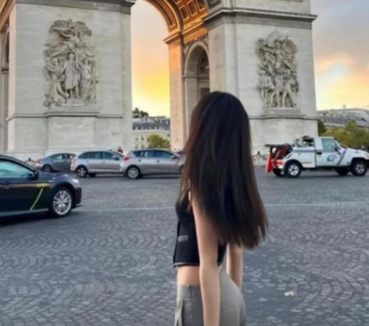 16歲李嫣游巴黎穿透視裝　大膽作風有媽媽王菲風範