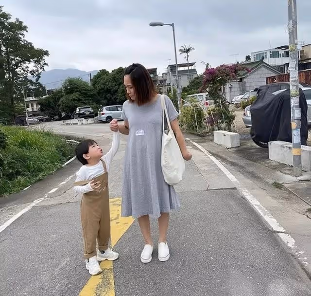 知名港星妻子被傳懷四胎！沒錢還三年抱仨，因腳踏五隻船事業盡毀