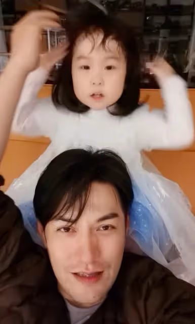 嚴屹寬女兒長相曝光，四年時間也沒能逆襲，越長越像潘長江小瀋陽