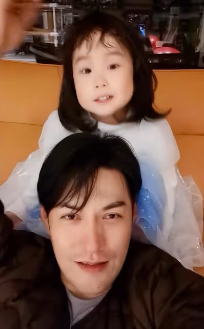 嚴屹寬女兒長相曝光，四年時間也沒能逆襲，越長越像潘長江小瀋陽