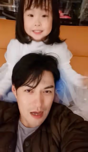 嚴屹寬女兒長相曝光，四年時間也沒能逆襲，越長越像潘長江小瀋陽