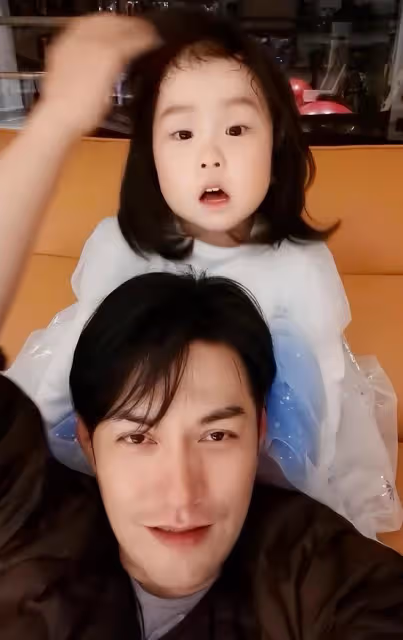 嚴屹寬女兒長相曝光，四年時間也沒能逆襲，越長越像潘長江小瀋陽