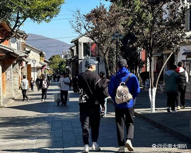 吳磊背著一個丑包包遊逛大理,根據網友的描述,被偶遇的吳磊非常可愛和友善,直言:真是沒有偶像包袱