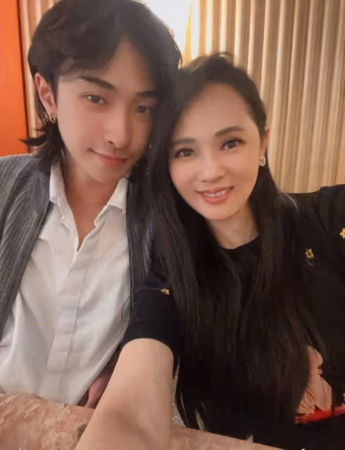 伊能靜辟謠婚變後曬幸福！戴米粒手工項鏈炫耀，大贊兒女懂事貼心