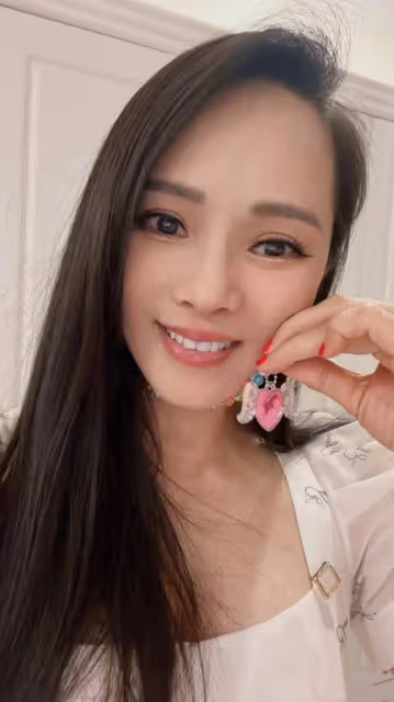 伊能靜辟謠婚變後曬幸福！戴米粒手工項鏈炫耀，大贊兒女懂事貼心