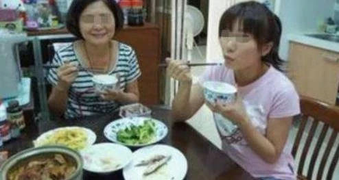 兒子生日婆婆送來5公斤乾魚!我「嫌腥臭」送鄰居,鄰居嘗過之後竟「連夜搬家」:我慌忙報了警