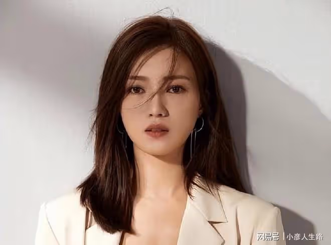 出道多年不溫不火,仍是孤家寡人,45歲的傅晶究竟獲得了什麼?