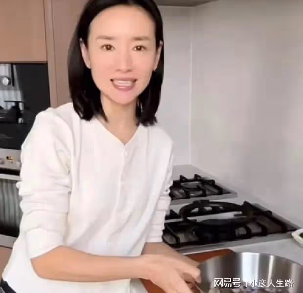 42歲董潔素顏出鏡秀廚藝,13歲兒子頂頂不給面,連續差評引熱議