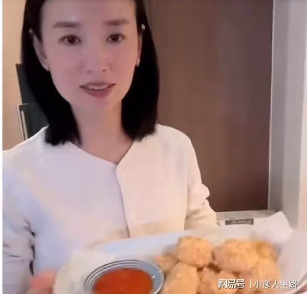 42歲董潔素顏出鏡秀廚藝,13歲兒子頂頂不給面,連續差評引熱議