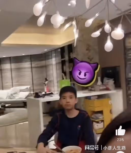 42歲董潔素顏出鏡秀廚藝,13歲兒子頂頂不給面,連續差評引熱議