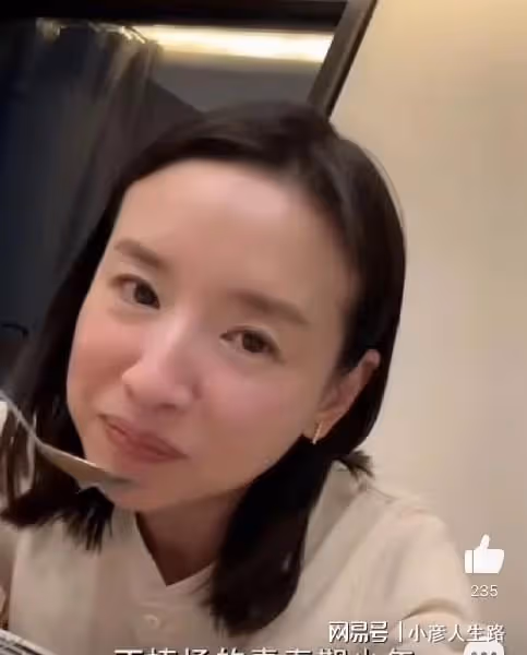 42歲董潔素顏出鏡秀廚藝,13歲兒子頂頂不給面,連續差評引熱議