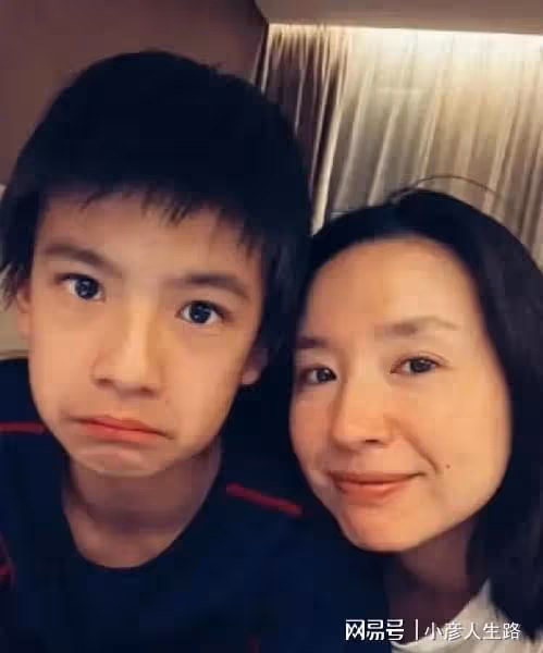 42歲董潔素顏出鏡秀廚藝,13歲兒子頂頂不給面,連續差評引熱議